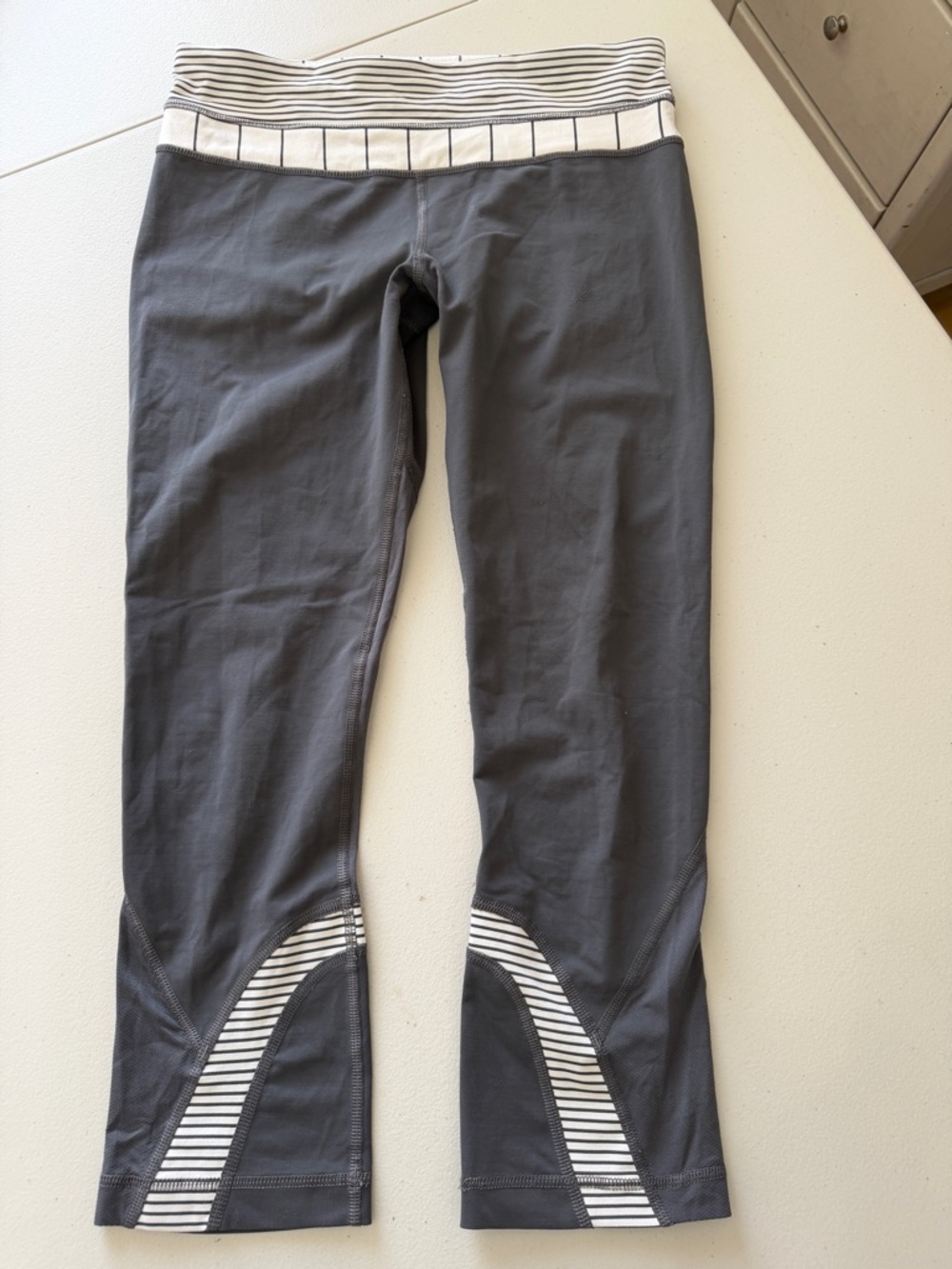 Lululemon Run: Inspire Crop II size 6 - Picture 3 of 12